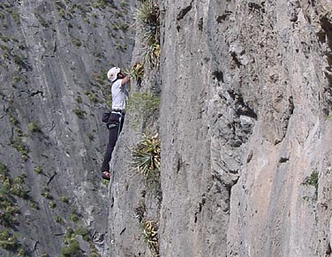 Escalada clássica em Potrero - capacete é essencial !